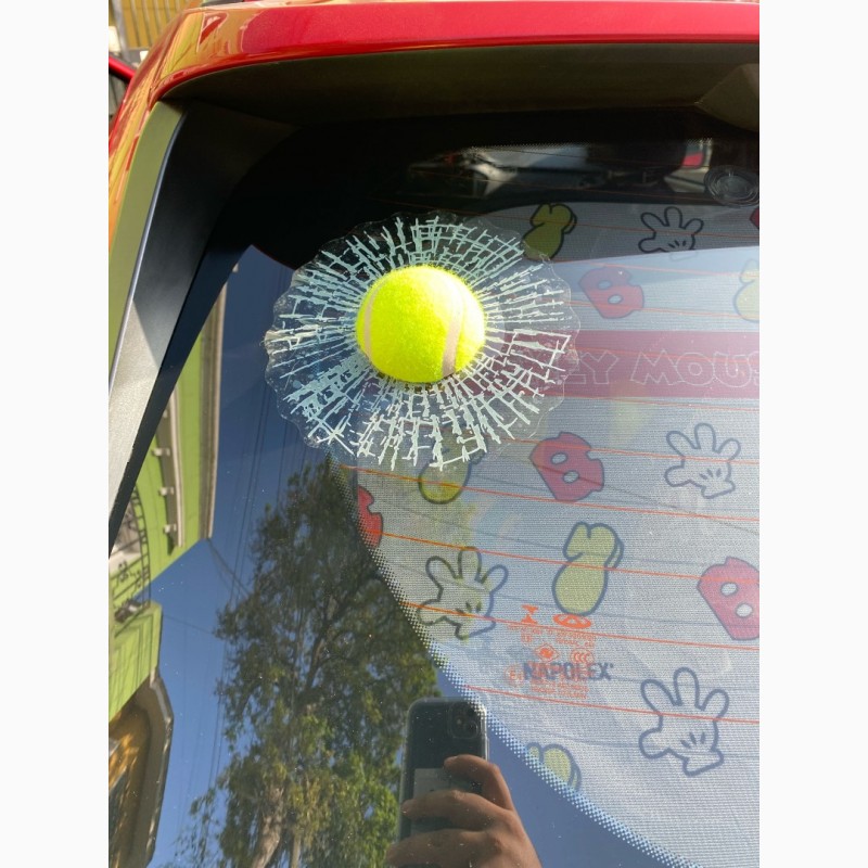 Фото 2. Наклейка на авто Мячик в окне наклейка розыгрыш