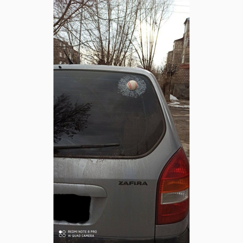 Фото 6. Наклейка на авто Мячик в окне наклейка розыгрыш