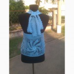 Вязаное крючком голубое ажурное платье-сарафан с завязками, в лиф ввязан голубой бисер