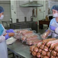 Работа для женщин в колбасном цеху в Чехии. Бесплатное жильё и питание