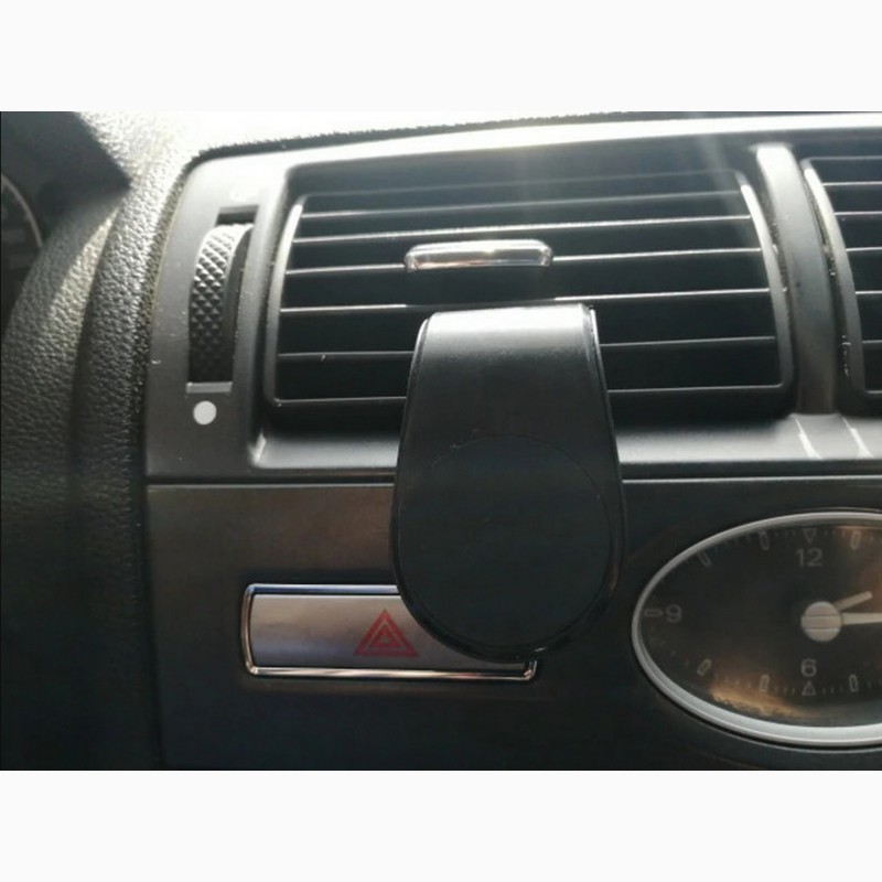 Фото 8. Магнитный Чёрный держатель для телефона в авто на решетку воздуховода