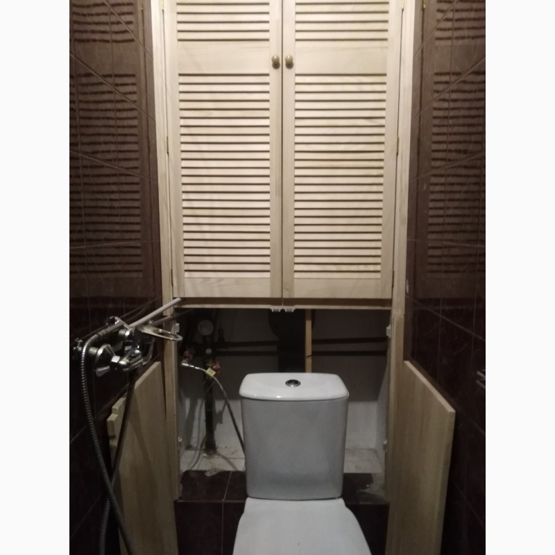 Фото 15. Сантехнический шкаф в туалете