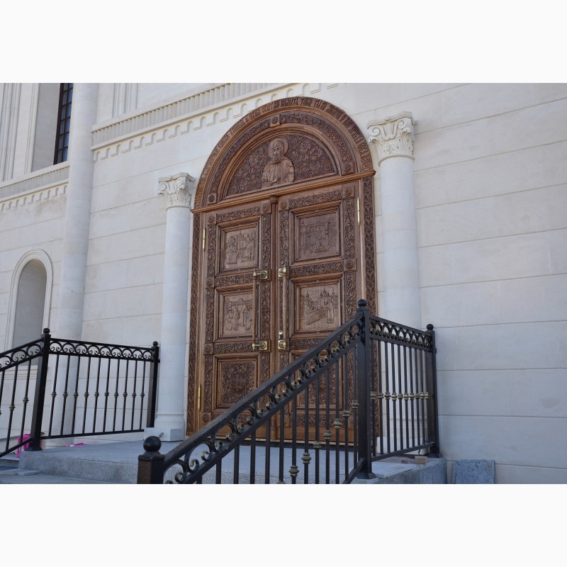 Фото 2. Церковні Двері в Церкву