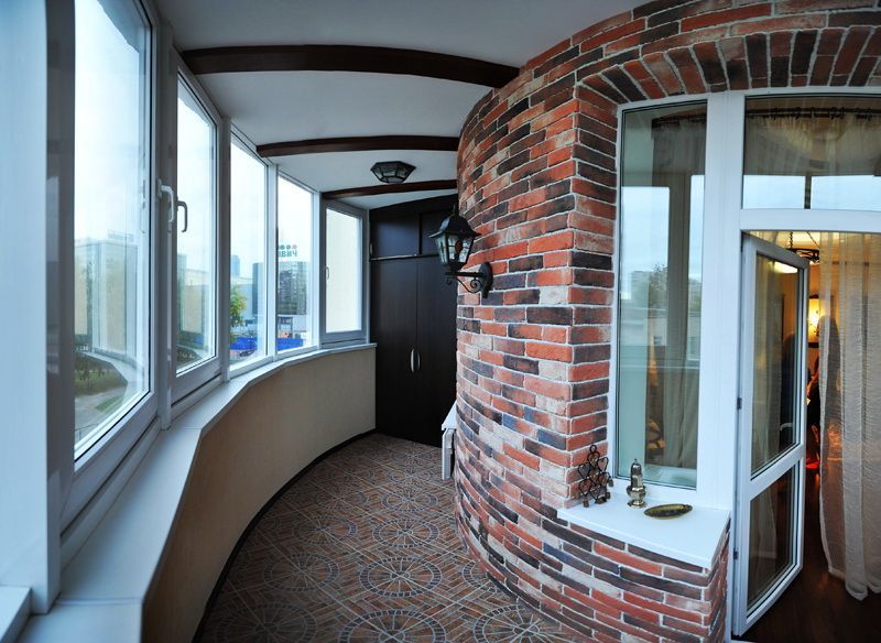 Фото 2. Балкон з Округленими Стінкою Торцевий Частини