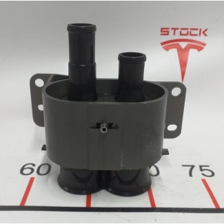 Переходник охладителя батареи бинокль в сборе Tesla model X S REST 1003117