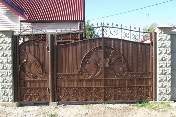 Фото 9. Ворота и калитки из профнастила с элементами ковки - «Плитарт»