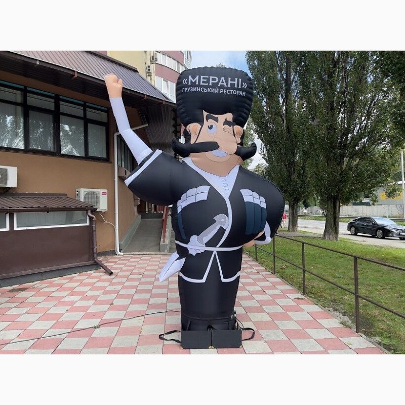 Фото 3. Зовнішня реклама ресторану Надувний чоловічок грузин