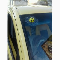 Наклейка на авто Мяч футбольный желтый в окне авто наклейка прикол