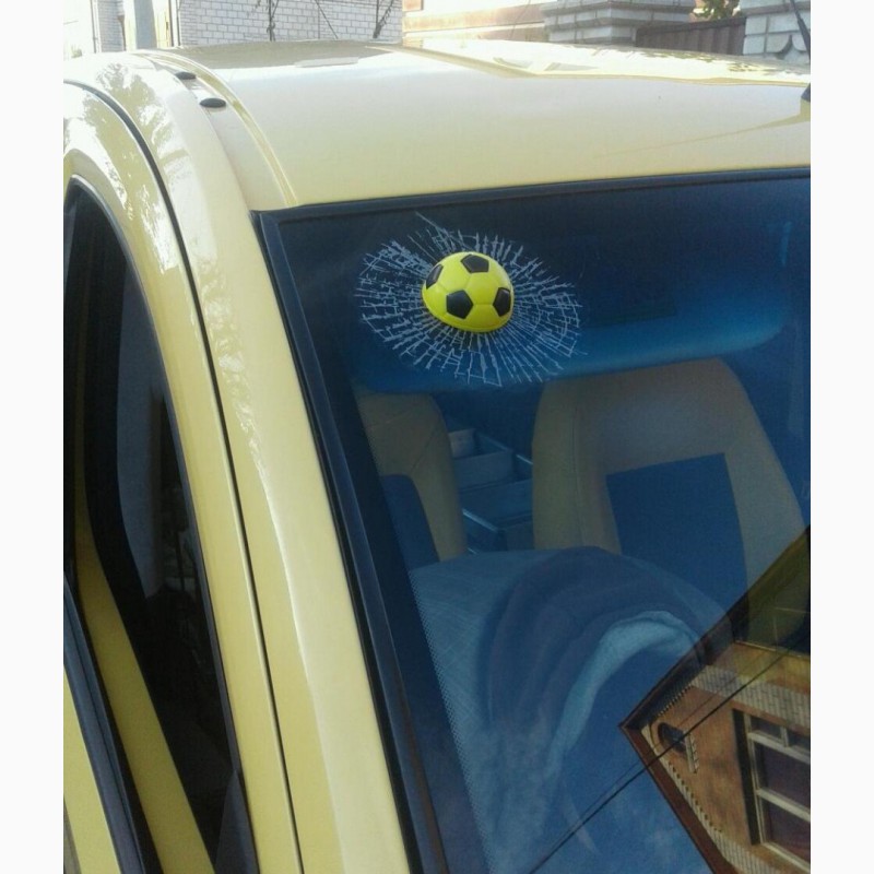 Фото 4. Наклейка на авто Мячик в окне авто жёлтый футбольный наклейка прикол