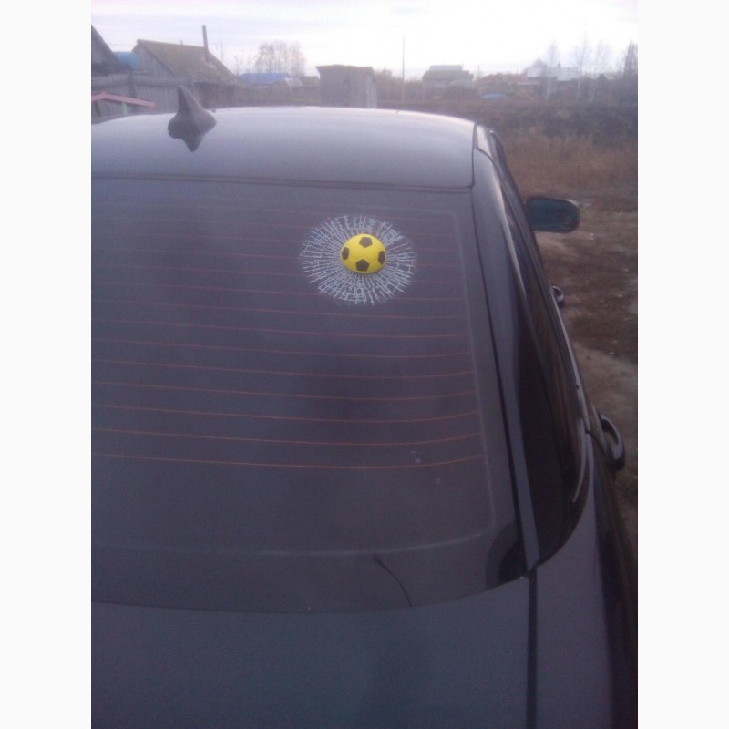 Фото 5. Наклейка на авто Мячик в окне авто жёлтый футбольный наклейка прикол